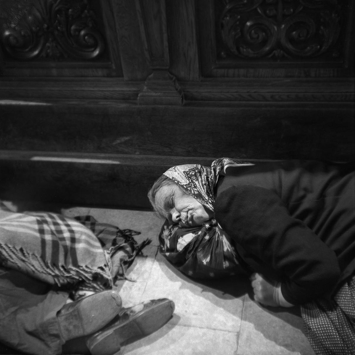 Kalwaria Zebrzydowska, sen na posadzce świątyni, początek lat 60. XX w.